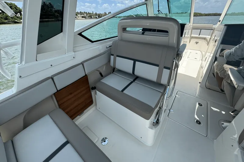 Slide: The Image of Boston Whaler 330 Vantage 2025 - 44