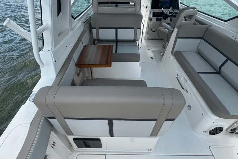 Slide: The Image of Boston Whaler 330 Vantage 2025 - 45
