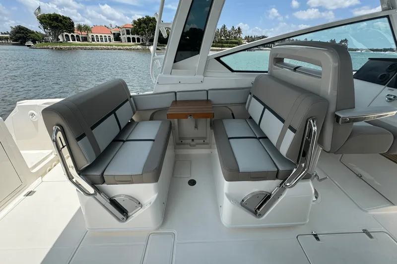 Slide: The Image of Boston Whaler 330 Vantage 2025 - 46