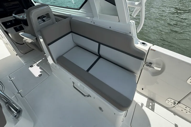 Slide: The Image of Boston Whaler 330 Vantage 2025 - 47