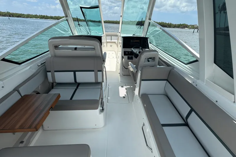 Slide: The Image of Boston Whaler 330 Vantage 2025 - 48