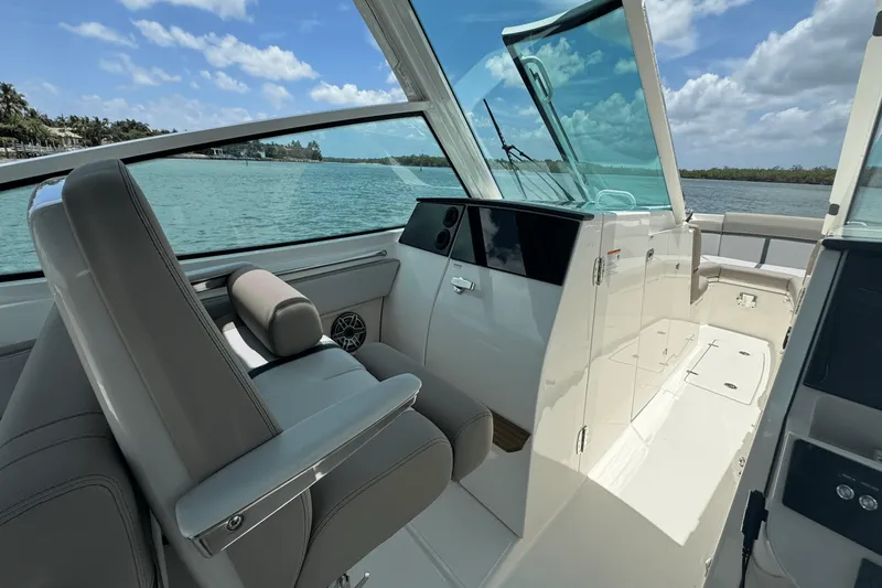 Slide: The Image of Boston Whaler 330 Vantage 2025 - 49