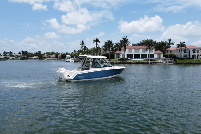 Slide: The Image of Boston Whaler 330 Vantage 2025 - 5
