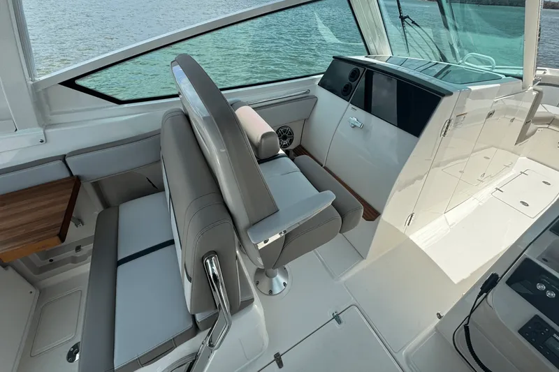 Slide: The Image of Boston Whaler 330 Vantage 2025 - 50