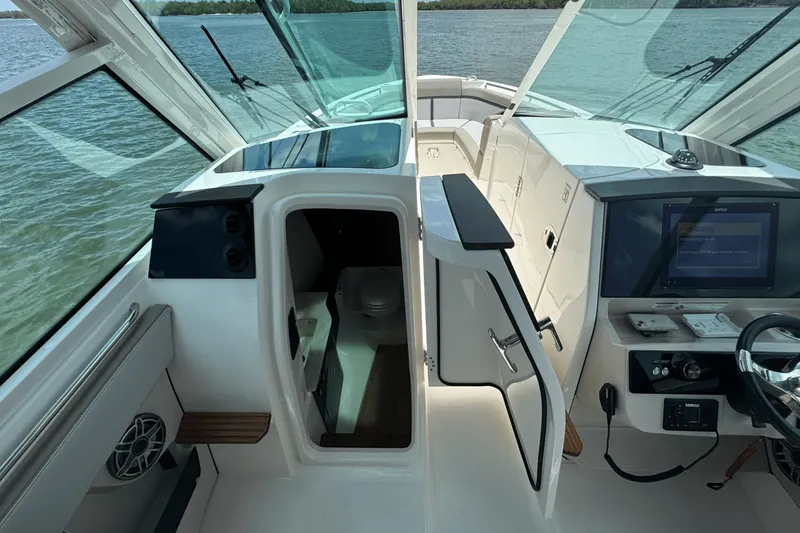 Slide: The Image of Boston Whaler 330 Vantage 2025 - 51