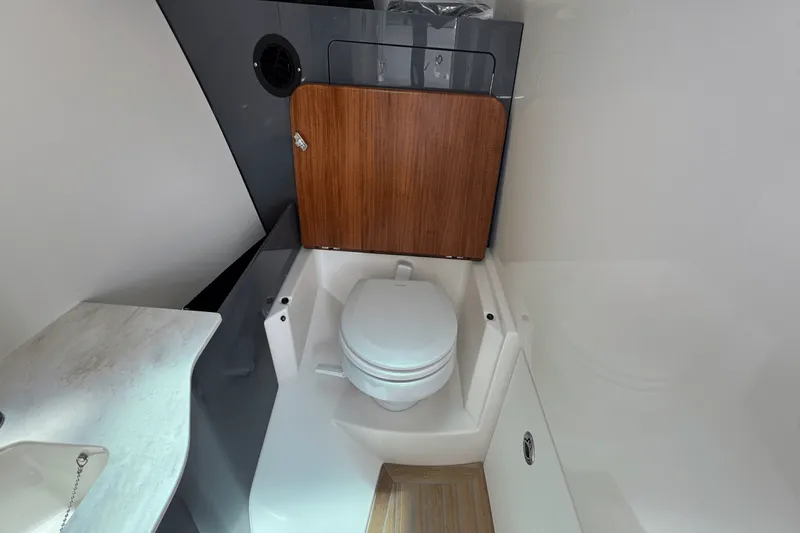 Slide: The Image of Boston Whaler 330 Vantage 2025 - 54