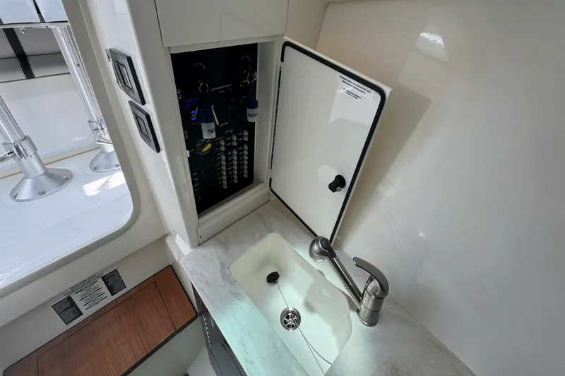 Slide: The Image of Boston Whaler 330 Vantage 2025 - 55