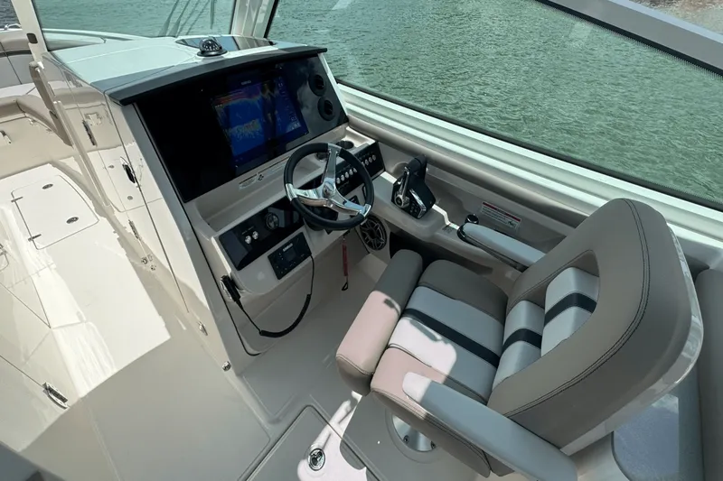 Slide: The Image of Boston Whaler 330 Vantage 2025 - 56