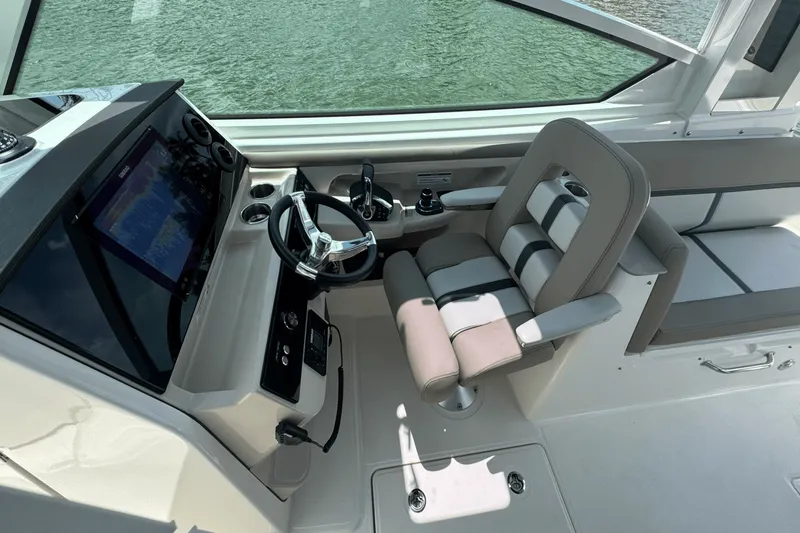 Slide: The Image of Boston Whaler 330 Vantage 2025 - 57