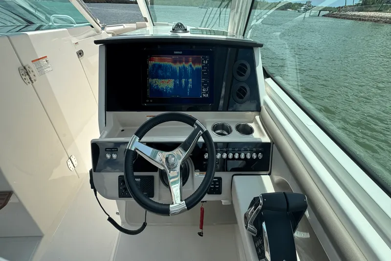 Slide: The Image of Boston Whaler 330 Vantage 2025 - 58