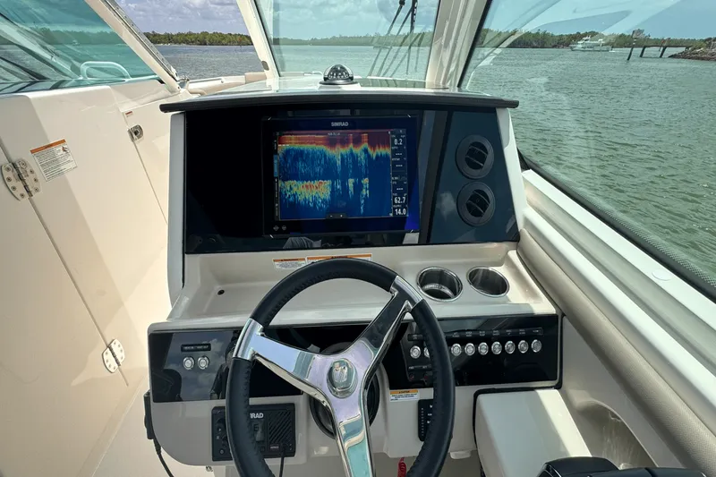 Slide: The Image of Boston Whaler 330 Vantage 2025 - 59