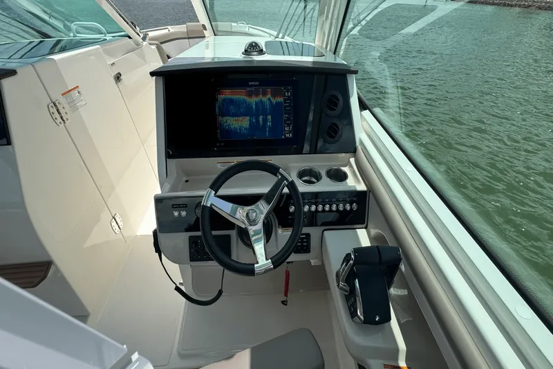 Slide: The Image of Boston Whaler 330 Vantage 2025 - 60