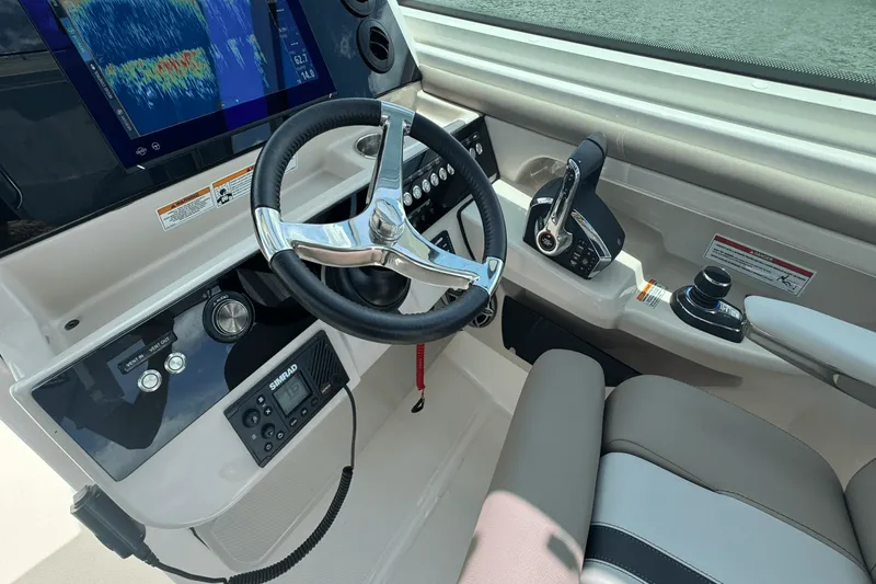 Slide: The Image of Boston Whaler 330 Vantage 2025 - 61