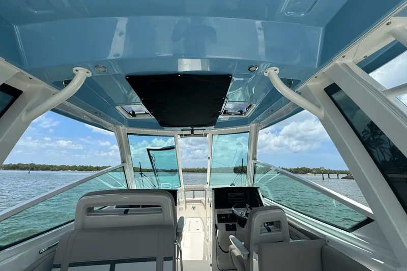 Slide: The Image of Boston Whaler 330 Vantage 2025 - 63