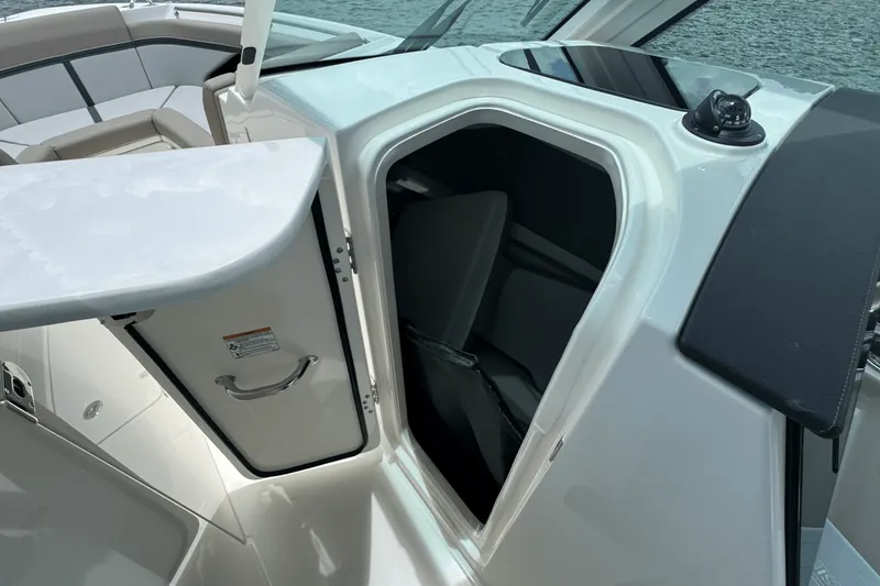 Slide: The Image of Boston Whaler 330 Vantage 2025 - 64