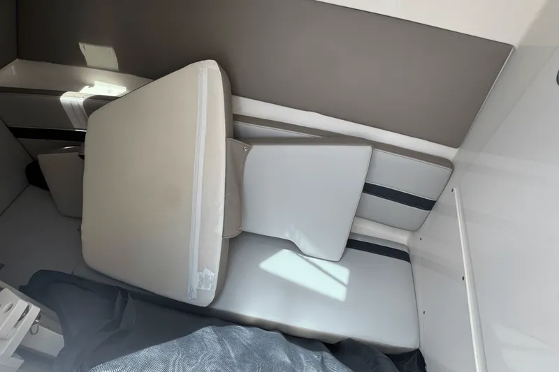 Slide: The Image of Boston Whaler 330 Vantage 2025 - 65