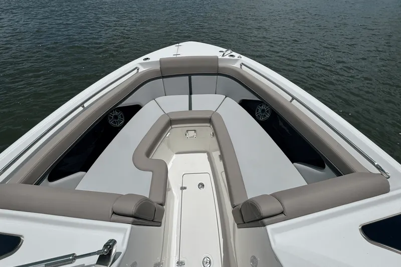Slide: The Image of Boston Whaler 330 Vantage 2025 - 67