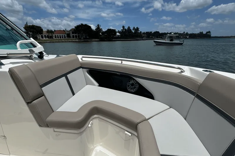 Slide: The Image of Boston Whaler 330 Vantage 2025 - 69