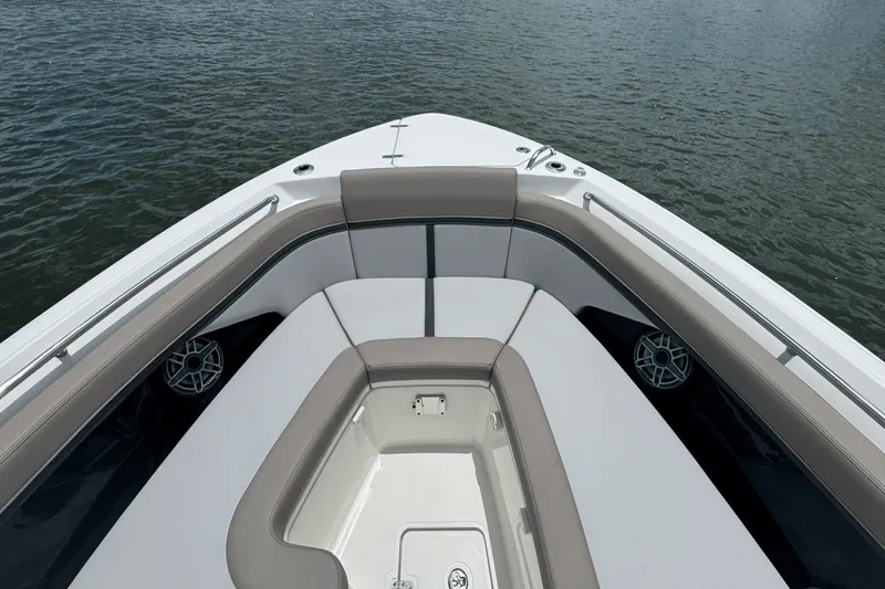 Slide: The Image of Boston Whaler 330 Vantage 2025 - 70