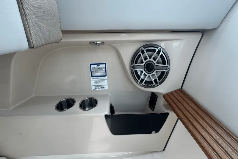 Slide: The Image of Boston Whaler 330 Vantage 2025 - 73