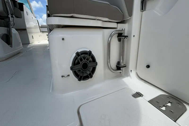 Slide: The Image of Boston Whaler 330 Vantage 2025 - 74