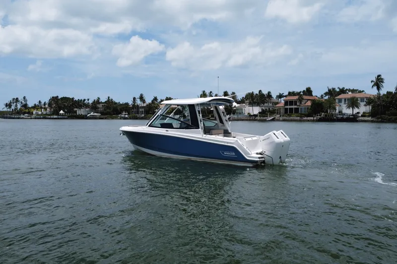 Slide: The Image of Boston Whaler 330 Vantage 2025 - 9