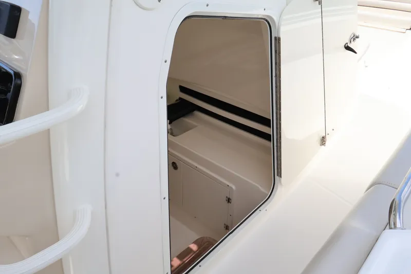 Slide: The Image of Boston Whaler 330 Outrage 2018 - 33