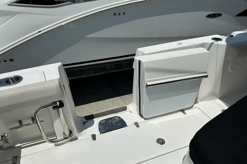 Slide: The Image of Boston Whaler 330 Outrage 2018 - 9