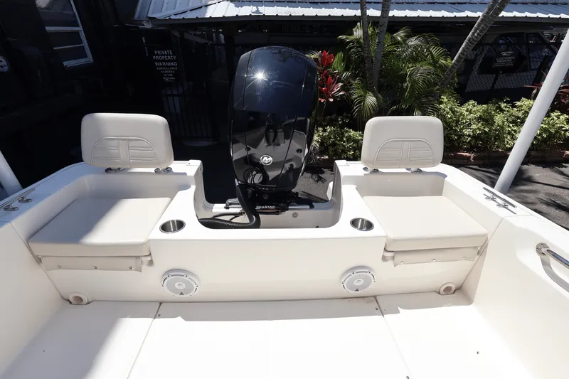 Slide: The Image of Boston Whaler 190 Montauk 2025 - 12