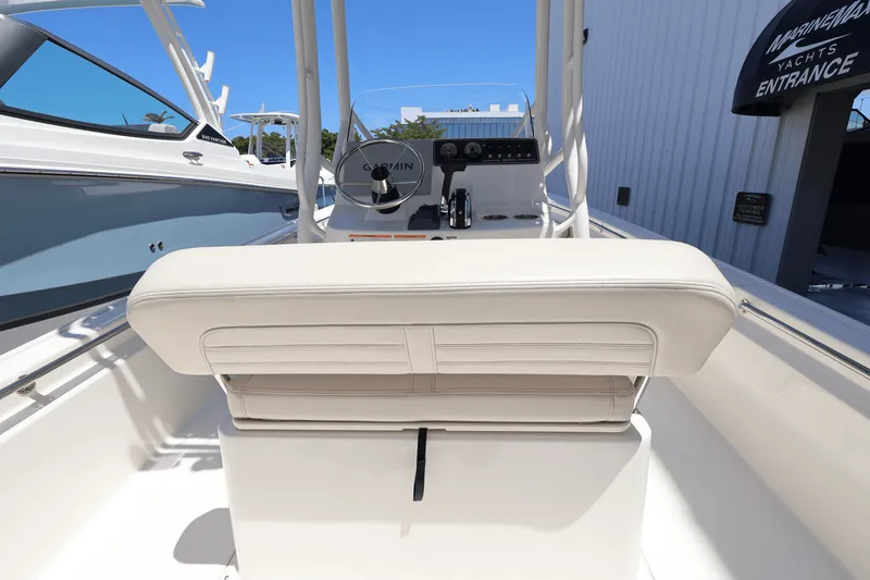 Slide: The Image of Boston Whaler 190 Montauk 2025 - 13