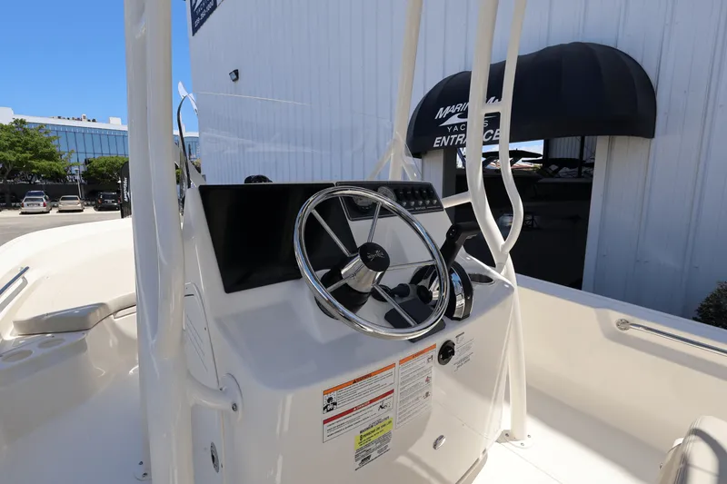 Slide: The Image of Boston Whaler 190 Montauk 2025 - 18