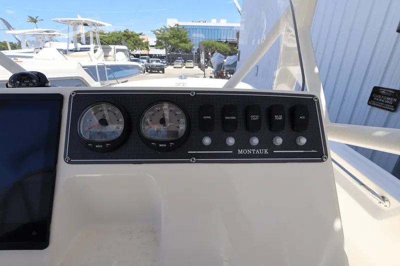 Slide: The Image of Boston Whaler 190 Montauk 2025 - 20