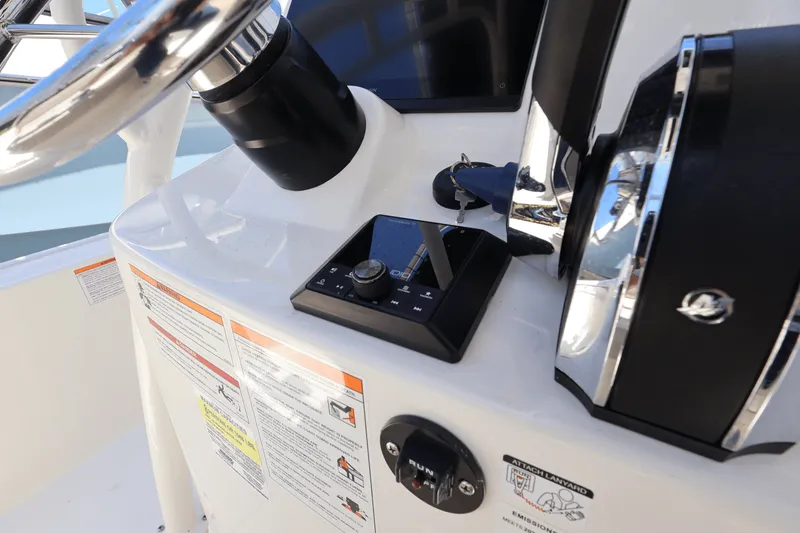 Slide: The Image of Boston Whaler 190 Montauk 2025 - 21