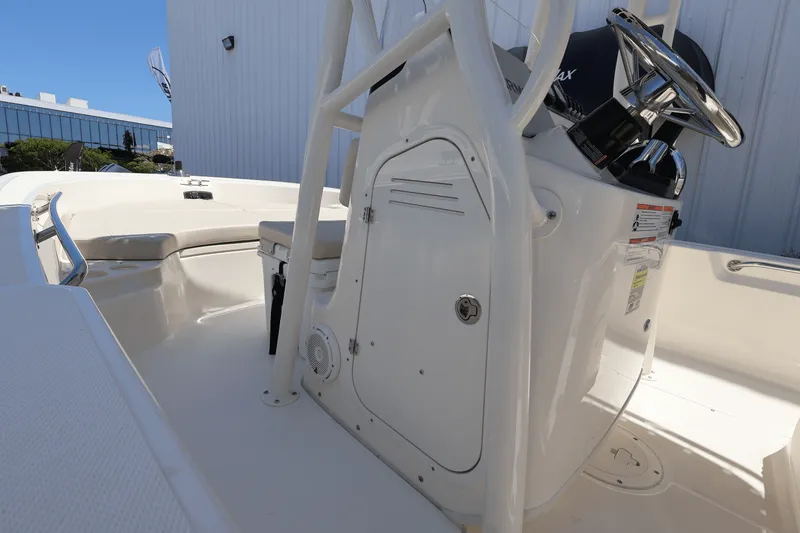 Slide: The Image of Boston Whaler 190 Montauk 2025 - 23