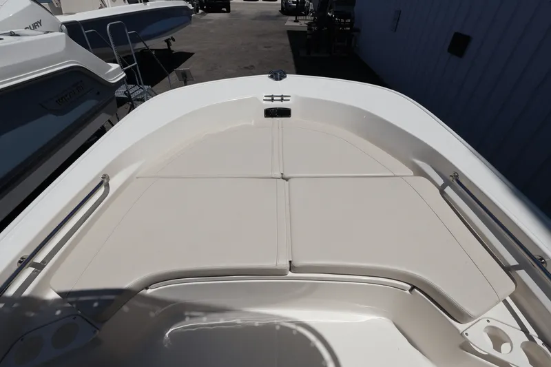 Slide: The Image of Boston Whaler 190 Montauk 2025 - 26