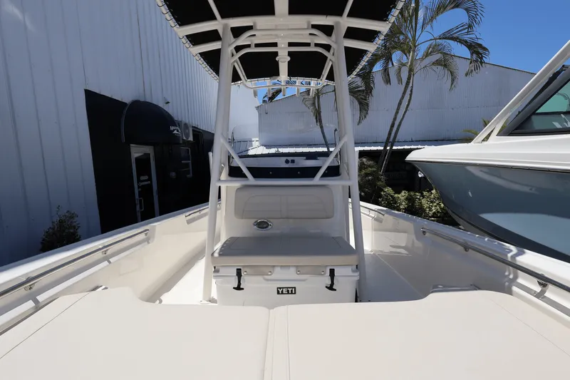 Slide: The Image of Boston Whaler 190 Montauk 2025 - 27