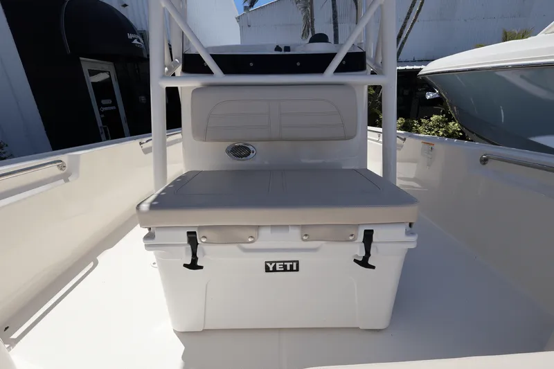 Slide: The Image of Boston Whaler 190 Montauk 2025 - 28