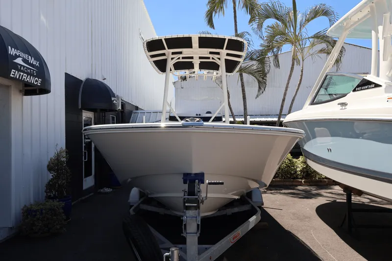 Slide: The Image of Boston Whaler 190 Montauk 2025 - 8