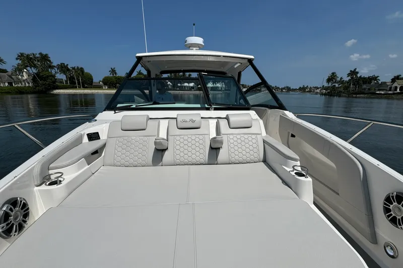 Slide: The Image of Sea Ray Sundancer 320 Outboard 2025 - 13