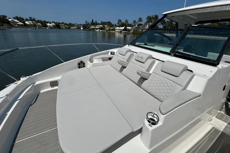 Slide: The Image of Sea Ray Sundancer 320 Outboard 2025 - 15