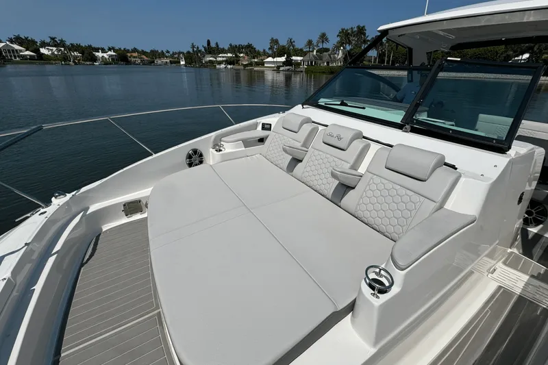 Slide: The Image of Sea Ray Sundancer 320 Outboard 2025 - 16