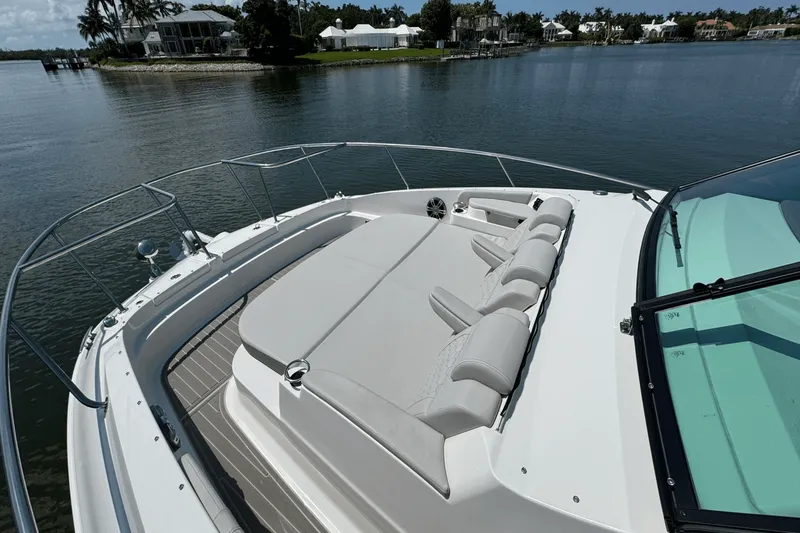 Slide: The Image of Sea Ray Sundancer 320 Outboard 2025 - 17