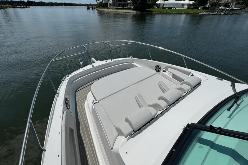 Slide: The Image of Sea Ray Sundancer 320 Outboard 2025 - 18