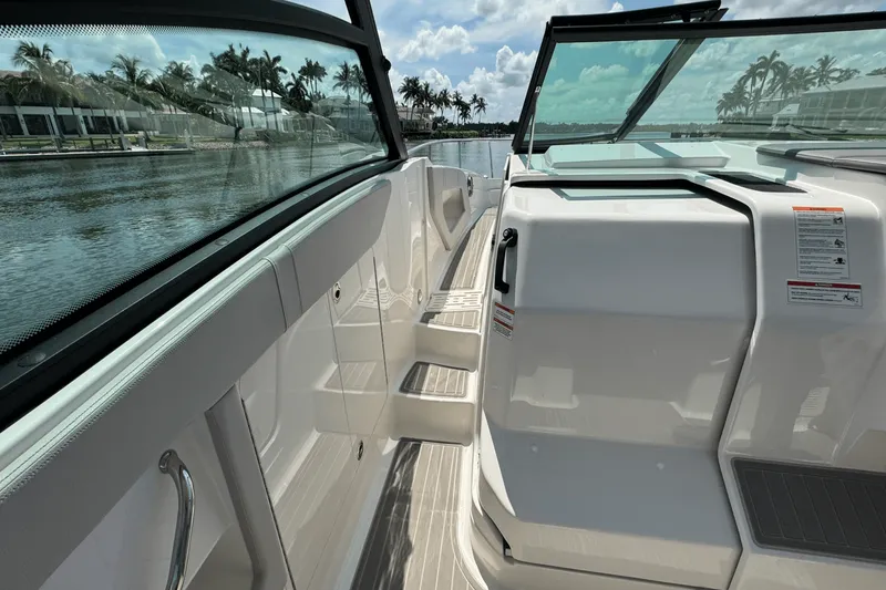 Slide: The Image of Sea Ray Sundancer 320 Outboard 2025 - 19