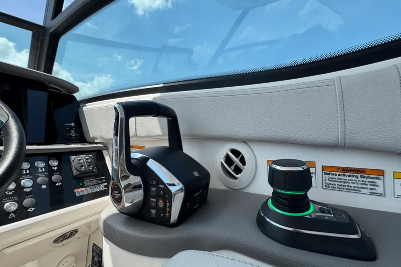 Slide: The Image of Sea Ray Sundancer 320 Outboard 2025 - 25