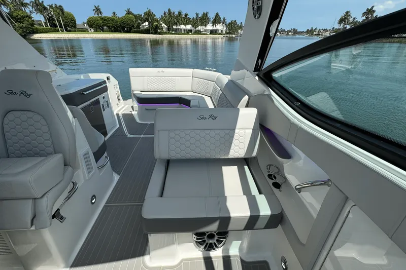 Slide: The Image of Sea Ray Sundancer 320 Outboard 2025 - 26