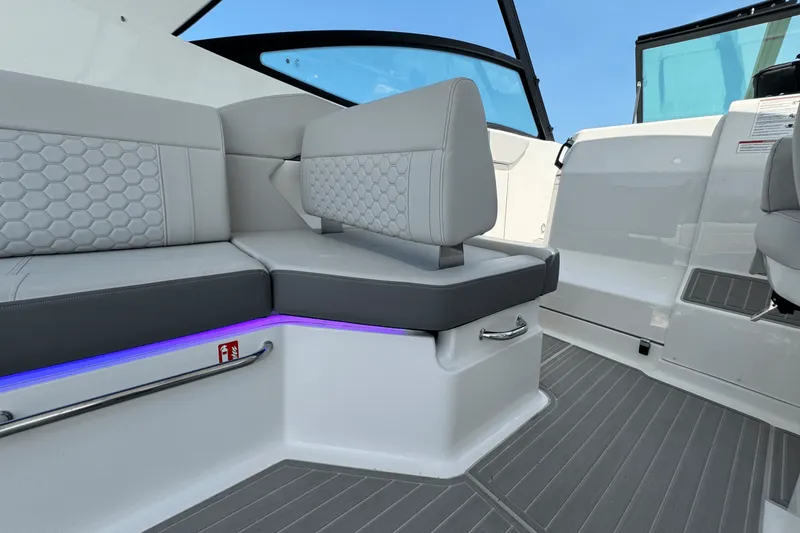 Slide: The Image of Sea Ray Sundancer 320 Outboard 2025 - 27