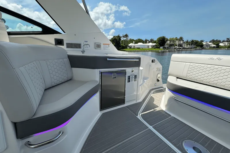 Slide: The Image of Sea Ray Sundancer 320 Outboard 2025 - 28