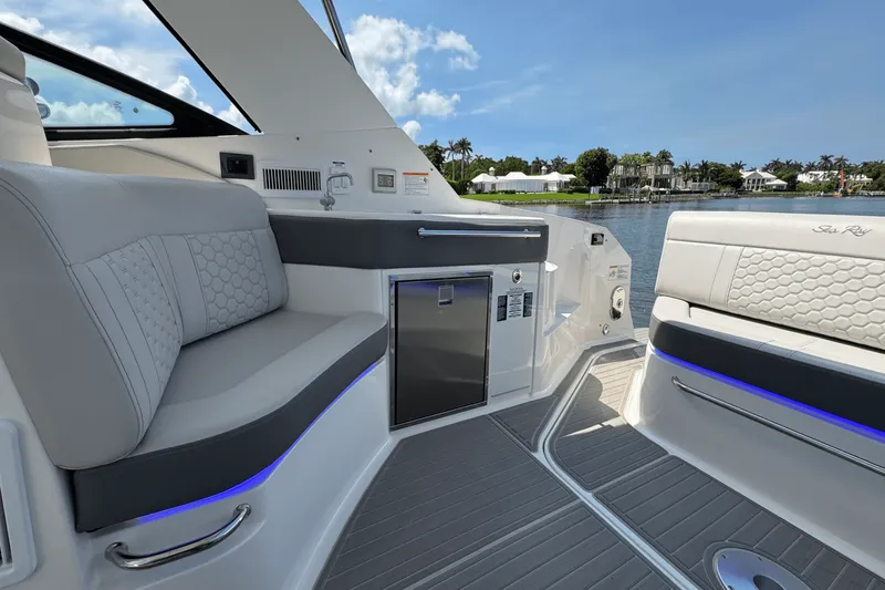 Slide: The Image of Sea Ray Sundancer 320 Outboard 2025 - 29