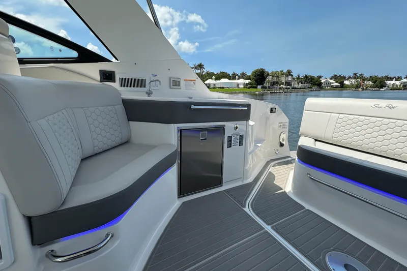 Slide: The Image of Sea Ray Sundancer 320 Outboard 2025 - 30